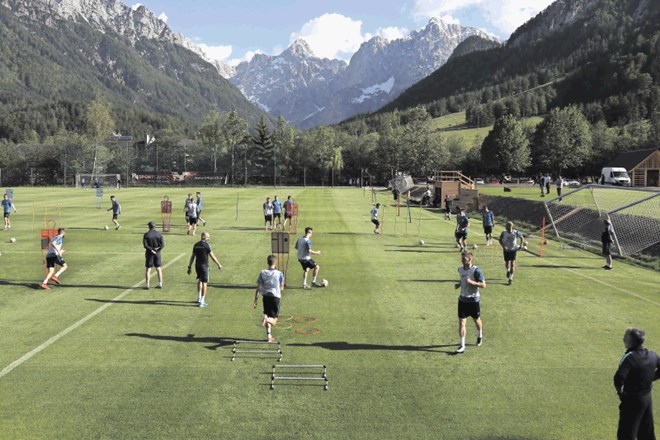 Slovenska nogometna vrsta se pred petkovo preizkušnjo z Avstrijo v Celovcu pripravlja v idiličnem okolju Kranjske Gore.