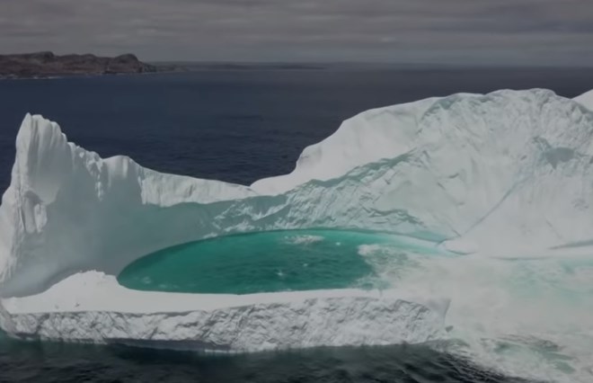 #video V notranjosti ledenika nastal čudovit turkizni bazen