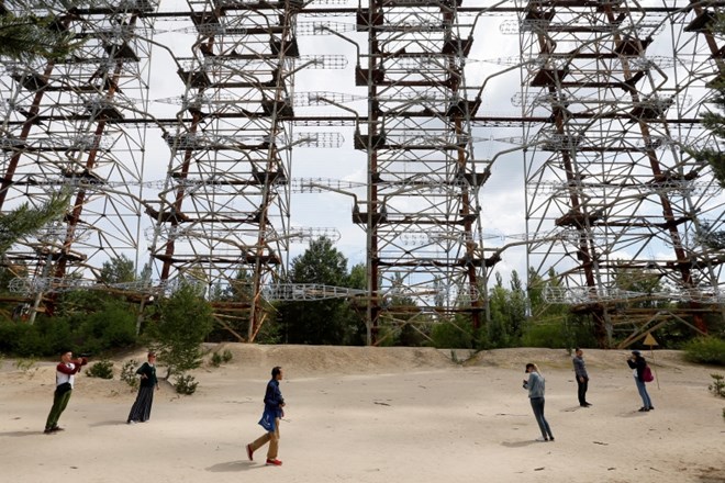 Turisti opazujejo sovjetski radarski sistem »Duga« v bližini nekdanje jedrske elektrarne Černobil