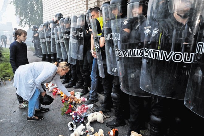 Protestniki, ki so zahtevali aretacijo osumljencev in odstop notranjega ministra, so v spomin na dečka prinesli rože in...