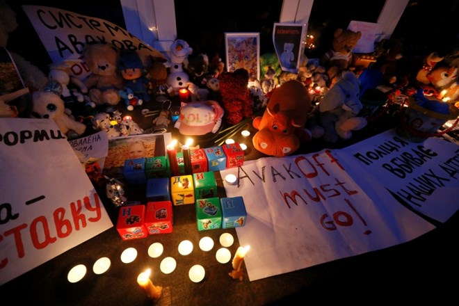 Pred notranje ministrstvo so protestniki nosili tudi plišaste igrače, ob katerih so prižigali sveče za petletnika.