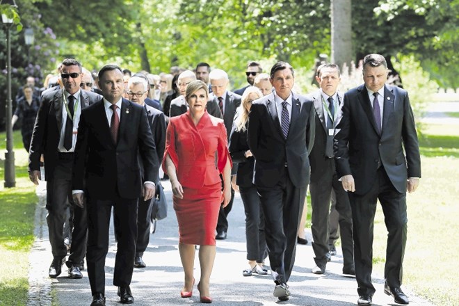 Udeleženci četrtega vrha pobude Tri morja med sprehodom po posestvu Brdo. V ospredju predsednik Poljske Andrzej Duda, hrvaška...