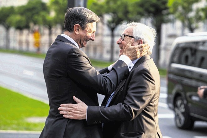 Gostitelj vrha pobude Tri morja Borut Pahor med prisrčnim snidenjem z Jean-Claudom Junckerjem…