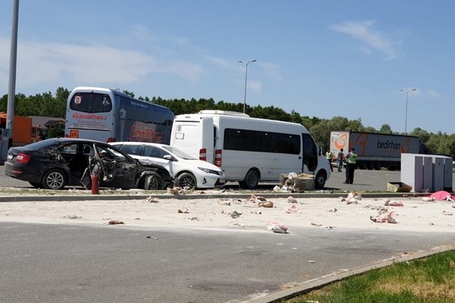 #foto Voznik tovornjaka na počivališču ob avtocesti do smrti povozil dva otroka