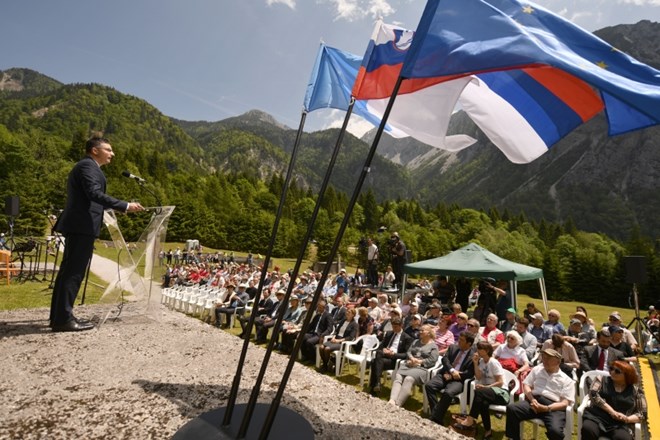 Premier Marjan Sarec je bil slavnostni govornik na osrednji spominski slovesnosti ob 74. obletnici osvoboditve taborišča...