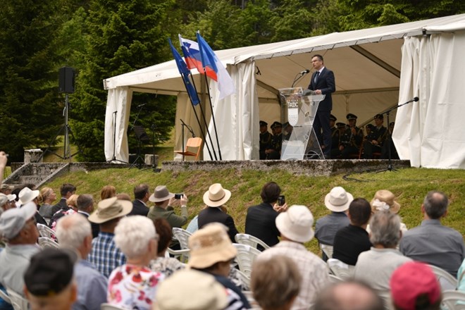 Premier Marjan Sarec je bil slavnostni govornik na osrednji spominski slovesnosti ob 74. obletnici osvoboditve taborišča...