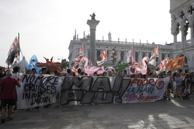 #foto V Benetkah protest proti velikim križarkam v laguni