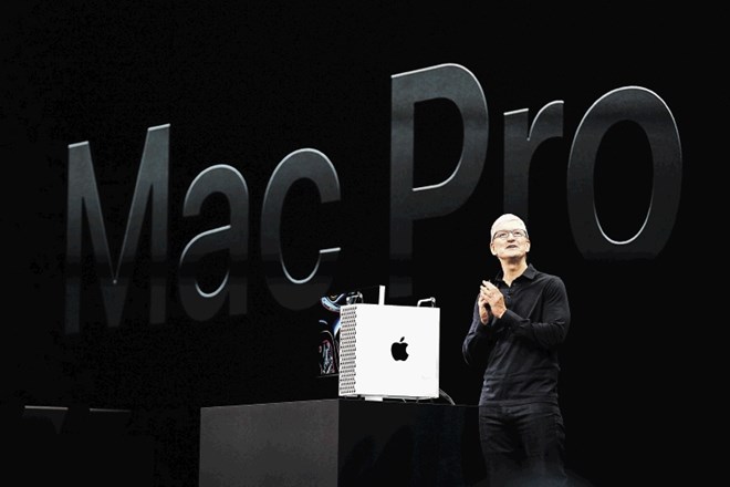 Applov predsednik Tim Cook je ponosno predstavil novi mac pro.