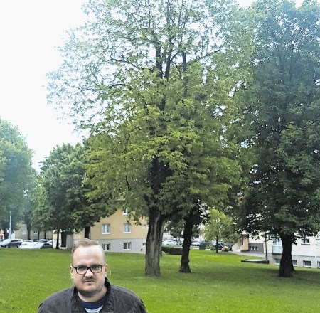 Andrej Vrbec pred zelenico, kjer naj bi v prihodnosti stala še dva stanovanjska stolpiča.
