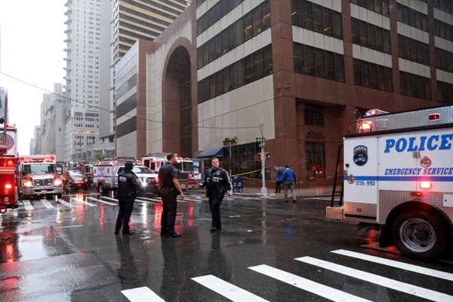 #video Helikopter trčil v zgradbo sredi Manhattna v New Yorku, pilot umrl