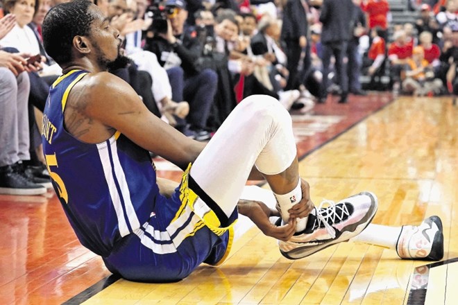 Trenutek na peti tekmi finala lige NBA, ko si je zvezdnik Golden Stata Kevin Durant poškodoval ahilovo tetivo.