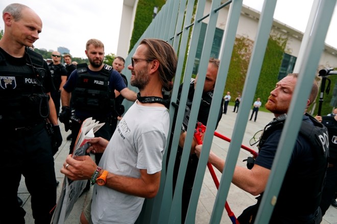 #foto Okoljski aktivisti so se priklenili na ograjo urada Merklove