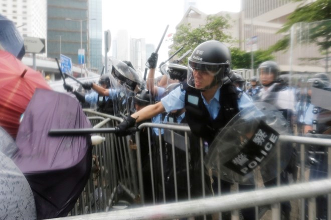 #foto V Hongkongu izbruhnili spopadi med protestniki in policijo