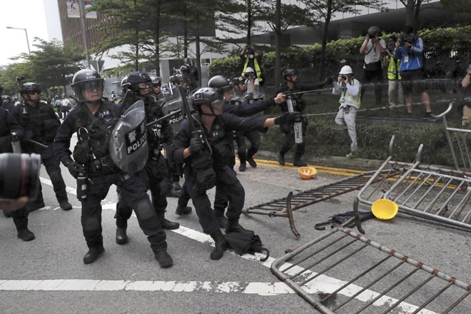 #foto V Hongkongu izbruhnili spopadi med protestniki in policijo
