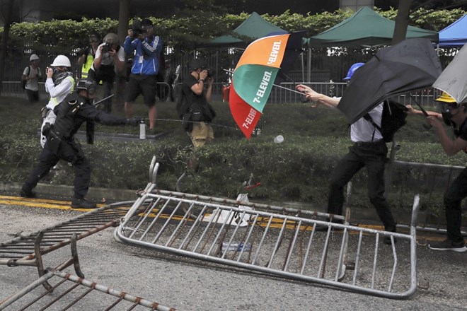 V Hongkongu, kjer potekajo protesti proti zakonu o izročanju osumljencev Kitajski, so izbruhnili spopadi med protestniki in...