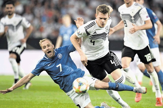 Nemški nogometaši imajo po treh obračunih v skupini C devet točk in zaostajajo le za Severno Irsko, ki je ob odigrani tekmi...
