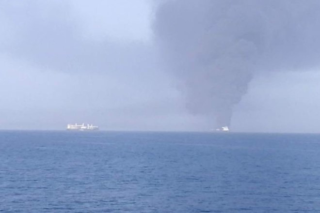#foto V Omanskem zalivu zagorela tankerja