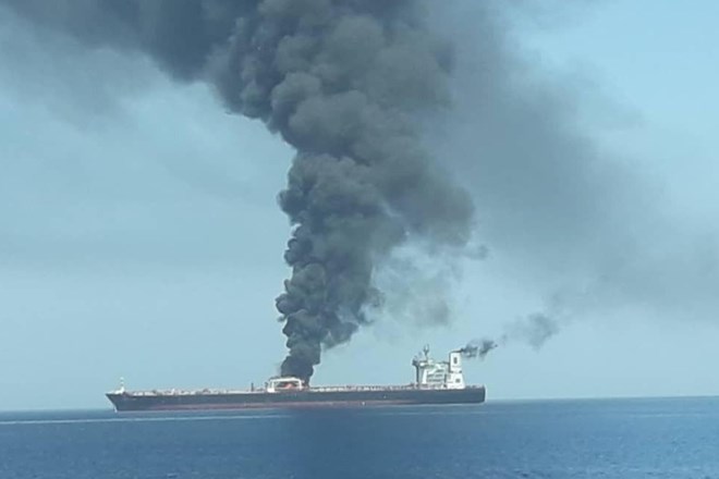 #foto V Omanskem zalivu zagorela tankerja