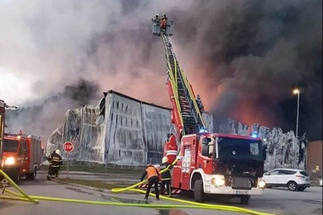 #foto #video Požar v podjetju Fragmat: proizvodnja uničena, delovna mesta ogrožena