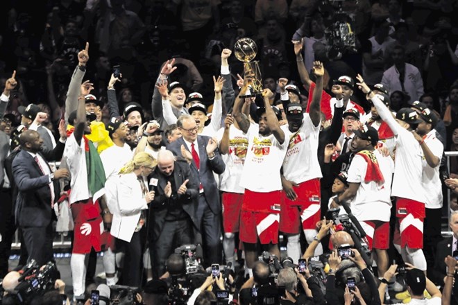 Košarkar Toronta Kawhi Leonard je takole visoko v zrak dvignil pokal za prvaka lige NBA.