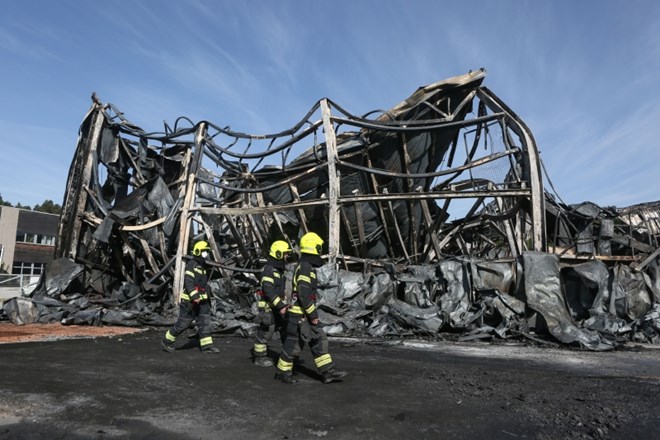 Požar v obratu podjetja Fragmat je povzročil veliko škodo, za okolje večjih nevarnosti ni.