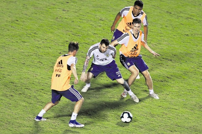 Lionel Messi (v belem) pred začetkom južnoameriškega prvenstva ne goji visokih pričakovanj.