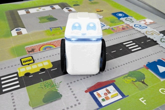 Kubo je preprost mali robot, ki za svoje delovanje ne potrebuje računalnika ali tablice.