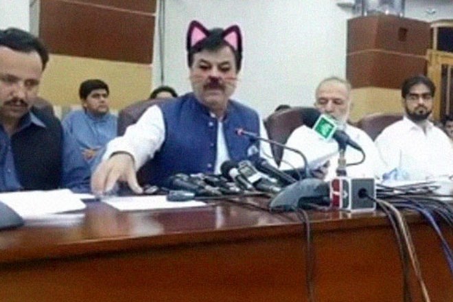 Regionalnemu ministru Shaukatu Yousafzaiju so resen obraz popestrila rožnata lička z mačjimi brčicami.