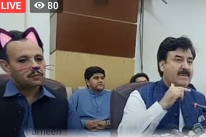 #foto Pakistanski  politiki so se med novinarsko konferenco spremenili v mucke
