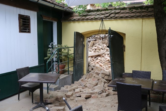 #foto Sredi Stare Ljubljane se je zrušila zapuščena hiša