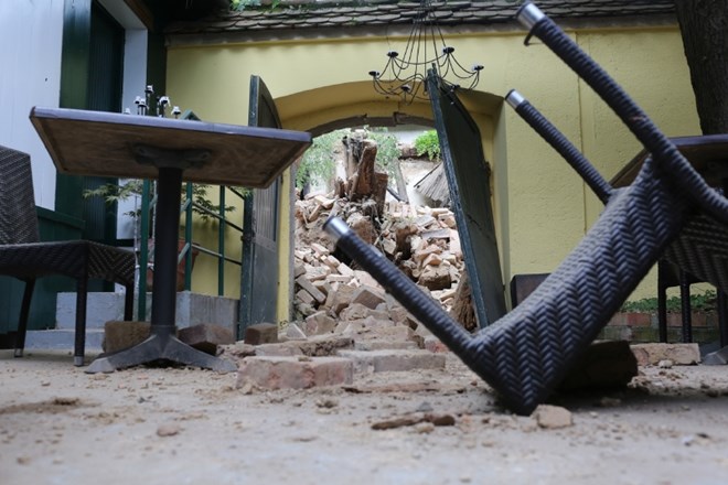#foto Sredi Stare Ljubljane se je zrušila zapuščena hiša