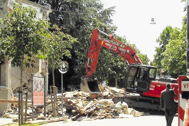 Plinska eksplozija je v Gorici v Italiji popolnoma porušila večstanovanjsko hišo. Od nje sta danes ostali le dve zunanji...