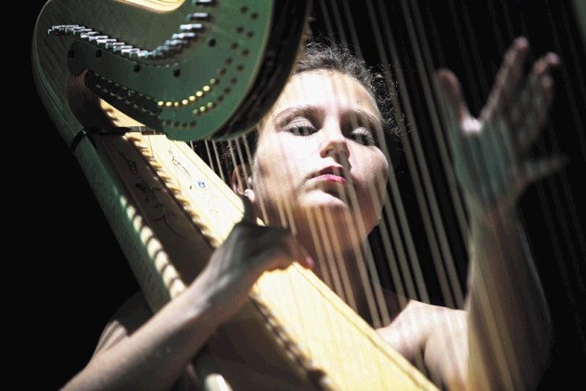 Program je s svojim nastopom v živo zaznamovala 18-letna Leto Križanič Žorž, ena od najbolj perspektivnih harfistk svoje...