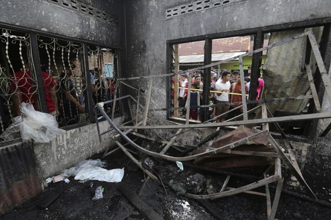 V požaru v tovarni vžigalic v Indoneziji več deset mrtvih