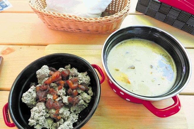 Med bogato kulinarično ponudbo mnogi obiskovalci  prisegajo na domačo gobovo juho z ajdovimi žganci.