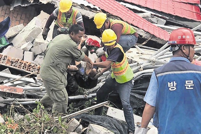 Reševalci so danes v Sihanoukvillu v Kambodži v  ruševinah  še naprej iskali morebitne preživele, ki so ostali pokopani pod...