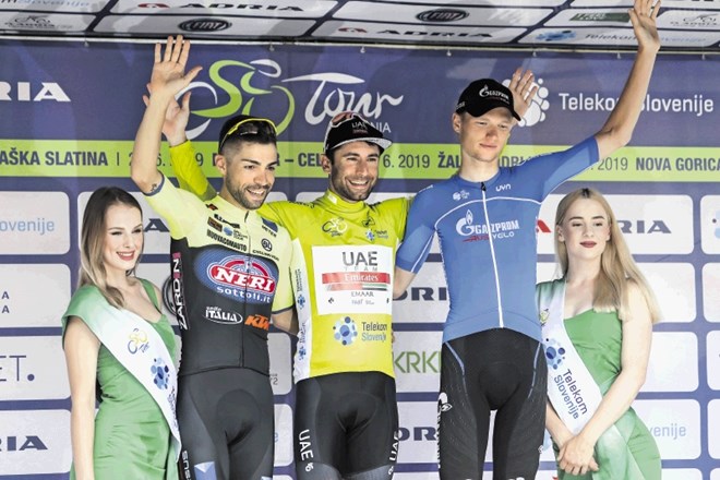 Zmagovalec kolesarske dirke po Sloveniji Italijan Diego Ulissi (na sredini) je takole poziral za fotografe v družbi...