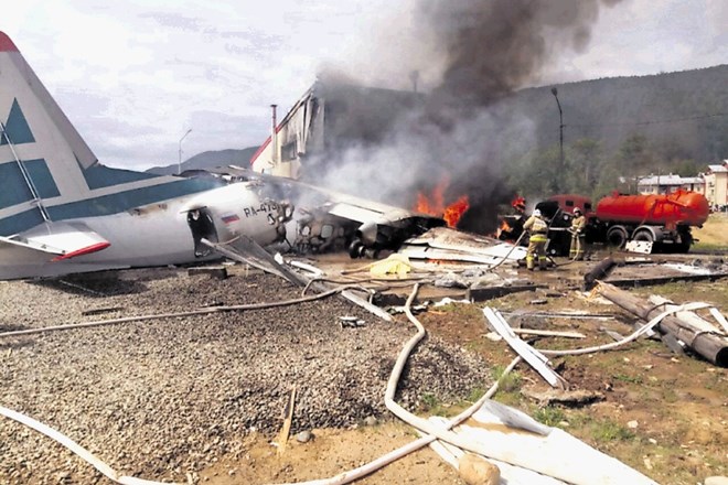 Letalo po pristanku trčilo v hišo, umrla pilot in letalski tehnik, potniki čudežno preživeli