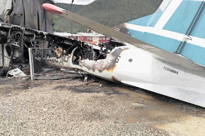 Letalo po pristanku trčilo v hišo, umrla pilot in letalski tehnik, potniki čudežno preživeli