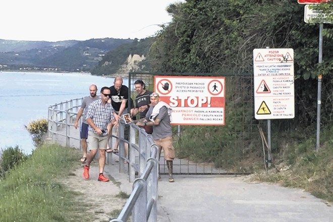 Pot v Fieso je zaprta že nekaj časa,  številni rekreativci in tudi turisti pa ne upoštevajo tabel, ki opozarjajo na nevarno...