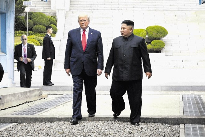 Predsednik ZDA  Donald  Trump in severnokorejski voditelj Kim Jong Un stopata čez mejo v obmejni vasi Panmunjon v...