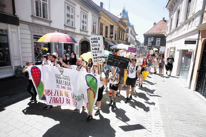 Skozi staro mestno jedro Maribora se je sprehodilo več kot 800 udeležencev parade ponosa.