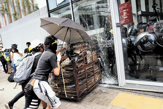 Skupina protestnikov je vdirala v stavbo hongkonškega parlamenta, na ulicah je policija posredovala s solzivcem.