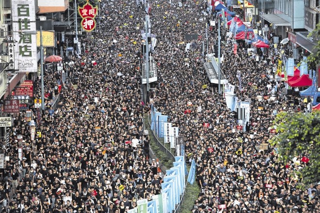 Več kot 500.000 ljudi se je udeležilo današnjega shoda ob 22. obletnici britanske predaje oblasti v Hongkongu Kitajski.