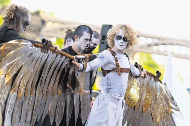 Ulična predstava Ikar britanske Southpaw Dance Company je plesno-gledališka predelava znanega antičnega mita.