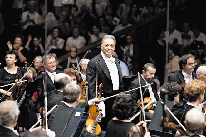 Maestro Zubin Mehta leta 2003 v Cankarjevem domu skupaj z Marjano Lipovšek in izraelskimi filharmoniki, ko so prvič obiskali...
