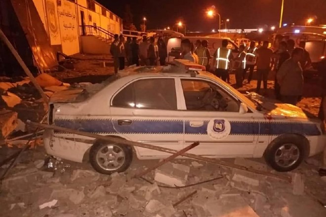 Letalski napad sejal smrt v zbirnem centru pri Tripoliju
