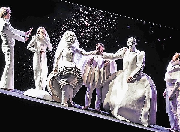 Retrospektivna razstava Alana Hranitelja na ogled postavlja tudi kostume, ki jih je umetnik ustvaril za 70 teatrskih...