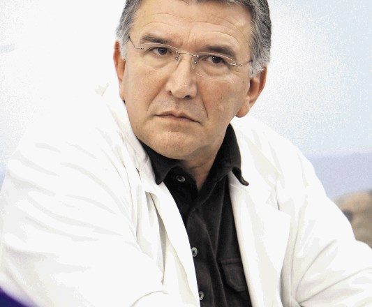 Dr. Tomislav Klokočovnik bi raje operiral slovenske bolnike, toda v UKC so gluhi za njegove predloge, pravi.