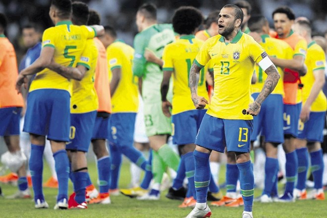 Kapetan Brazilije Dani Alves se je takole veselil zmage nad Argentino. Bo tako tudi v  finalu proti Peruju?